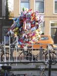 908201 Afbeelding van twee dames met een grote tros ballonnen op de Hopakker te Utrecht, vermoedelijk op weg naar de ...